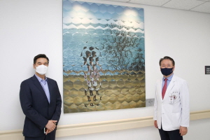 왼쪽부터 유중재단 정승우 이사장과 고려대의료원 김영훈 의무부총장./사진=고려대의료원