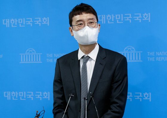 김웅 국민의힘 의원이 13일 오전 서울 여의도 국회 소통관에서 당대표 경선에 출마를 선언한 뒤 기자들의 질문에 답변하고 있다. 오종택 기자