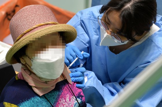 12일 오후 대전의 한 예방접종센터에서 의료진이 어르신에게 코로나19 백신 주사를 놓고 있다. 프리랜서 김성태