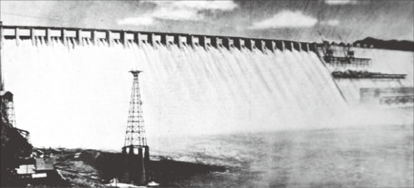 1941년부터 가동에 들어간 70만㎾ 규모의 압록강 수풍수력발전소. 푸른역사·한국전력 전기박물관 제공