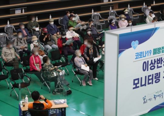 Elderly Adults Stand by for Any Possible Allergic Reactions after Inoculation: At a COVID-19 Vaccination Center set up in a gymnasium in Dongdaemun-gu, Seoul, elderly citizens who received the vaccine wait for any allergic reactions on May 13. On May 6 authorities began receiving prior applications for vaccination among citizens aged 70-74, and as of midnight May 13, 51.6% have made reservations for vaccination. Yonhap News