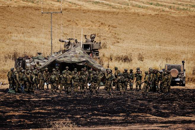 대기하는 이스라엘군 이스라엘 포병 부대 군인들이 14일(현지시간) 팔레스타인 가자지구 국경 인근 이스라엘 영토에서 대기하고 있다. 로이터연합뉴스