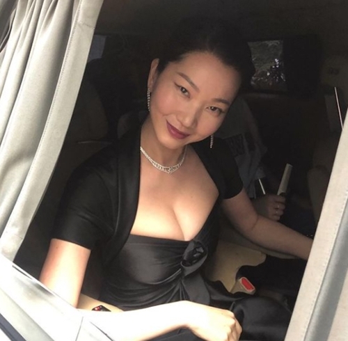 Model Jang Yoon-ju showed off top model forceHe posted a picture on Instagram on the 14th with an article entitled Yesterday White Award.Jang Yoon-ju attended the 57th Baeksang Arts Grand Prize awards red carpet event held in KINTEX, Ilsan, Goyang City, Gyeonggi Province on the afternoon of the 13th.Jang Yoon-ju in the photo emanated charisma in a V-neck dress with a sense of volume.The netizen responded It is so beautiful and The cut in the car is life cut.Meanwhile, Jang Yoon-ju married a businessman who was four years younger in 2015 and has a daughter in her life.Recently, Netflix has started casting and shooting as Nairobi in the Korean version of The House of Paper.