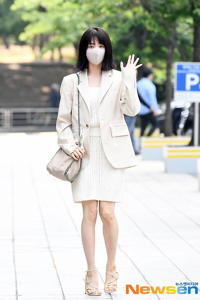 Actor Park Ha-sun is entering the broadcasting station to attend the SBS Power FM Cinetown of Park Ha-sun radio schedule held in SBS Mokdong, Seoul Yangcheon District on May 14th.