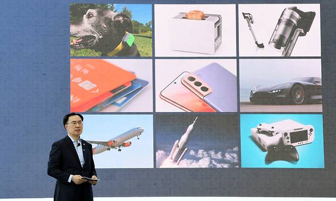 문승욱 산업통상자원부 장관이 13일 경기 평택시 삼성전자 평택단지 3라인 건설현장에서 열린 K-반도체 전략보고에서 정부전략을 발표하고 있다. 평택=청와대사진기자단