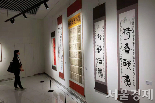 13일부터 진행된 ‘한중 수묵 교류전’에 한자 작품들만 나와 아쉬움을 주고 있다. 한국 작가들의 작품을 한 중국인 관람객이 살펴보고 있다. /최수문기자