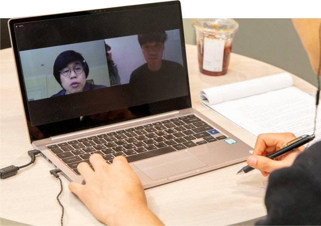 4월 8일 동아일보 충정로 사옥에서 ‘신동아’와 화상으로 인터뷰 중인 이범 교육평론가. [박해윤 기자]