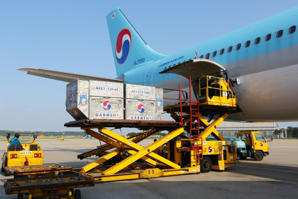 대한항공이 A330 여객기에 화물을 탑재하고 있는 모습. 대한항공 제공