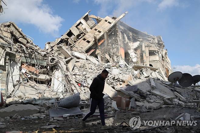 이스라엘군 공습으로 파괴된 팔레스타인 가자지구 건물 (가자시티 로이터=연합뉴스) 이스라엘군의 공습으로 파괴된 팔레스타인 가자지구의 건물 폐허 사이를 13일(현지시간) 한 주민이 지나고 있다. 지난 10일부터 12일까지 사흘간 이스라엘은 가자지구를 350여 차례 공습했으며, 가자지구로부터 발사된 로켓포는 1천500발이 넘는다. 이스라엘의 공습으로 인한 가자지구 사망자는 56명으로 늘었으며, 이스라엘에서도 최소 7명이 사망했다. knhknh@yna.co.kr