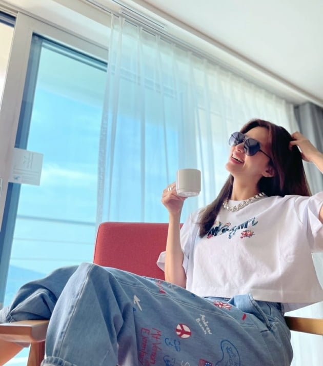 Actor Si-a Jing boasted a pleasant routine with son and daughter.Si-a Jin posted a picture on his instagram on the 14th with an article entitled photo by #Seo Woo Princess.Si-a Jeong, pictured by daughter Seo Woo, is all smiles over tea, with white T-shirts, jeans and bold accessories, creating a hip style.Si-a Jeong posted one more post with the caption: First happy. #The Three Musketeers #Zunu #SeoWoo Princess.In the photo, Si-a Jing is walking side by side along a wonderful road with a hand held by her son, daughter.Soon-woo, who is bigger than Si-a Jing, and Seo Woo, a daughter who is dressed in a fresh yellow dress like a forsythia, attracts attention.The back of the three people feels kind.Si-a Jeong, who married Do-bin Baek in 2009, gave birth to son Junu in the same year and daughter Seo Woo in 2012.a fairy tale that children and adults hear togetherstar behind photoℑat the same time as the latest issue