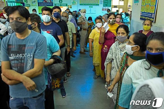 10일 (현지시간) 인도 암리차르의 의료 센터에서 시민들이 코로나19 백신을 접종받기 위해 줄을 서서 기다리고 있다. © AFP=뉴스1