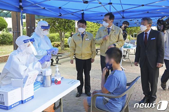 정종철 교육부 차관이 11일 오전 울산 남구 강남초등학교에 설치된 신종 코로나바이러스 감염증(코로나19) 이동형 PCR 검사소를 찾아 운영 상황을 점검하고 있다. 2021.5.11 /뉴스1 © News1 윤일지 기자