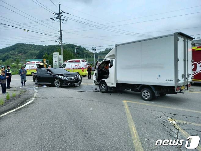 15일 충북 영동군 양강면 원당리의 한 삼거리에서 화물차와 승용차가 정면으로 충돌해 7명의 사상자가 발생했다. 사진은 사고 현장.(영동소방서 제공)2021.5.15 /© 뉴스1