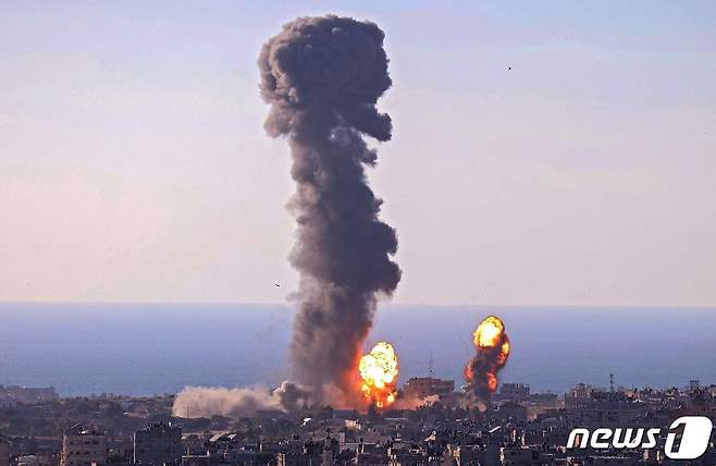 13일(현지시간) 팔레스타인 무장 정파 하마스가 지배하는 가자지구의 라파에서 이스라엘의 공습에 화염이 치솟고 있다. © AFP=뉴스1 © News1 우동명 기자