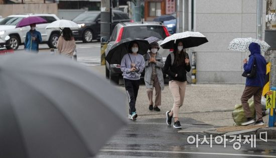 수도권 지역에 비가 내리고 있는 7일 서울 용산구 효창공원역 인근에서 시민들이 우산을 쓰고 이동하고 있다./강진형 기자aymsdream@