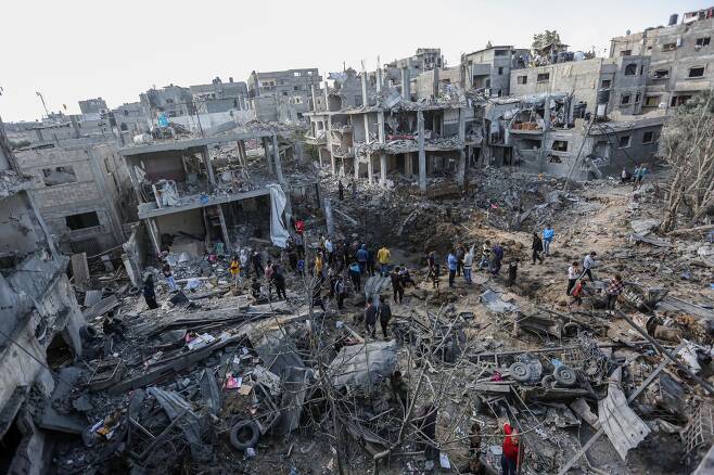 팔레스타인 자치 지역인 가자지구 북쪽 베이트 하눈 지역이 이스라엘군 공습으로 건물이 파괴돼 폐허로 변했다. /연합뉴스