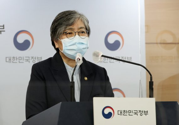 정은경 질병관리청장이 지난 3일 오후 서울 종로구 정부서울청사 브리핑룸에서 코로나19 대응 특별방역점검회의 관련 브리핑을 마치고 취재진 질문에 답변하고 있다. (사진=뉴시스)