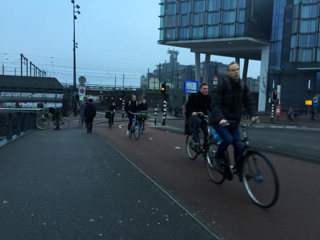 네덜란드 암스테르담 중앙역 근처를 시민들이 자전거로 이동하고 있다. 네덜란드는 1,900만 명의 인구보다 많이 수의 자전거가 보급됐다고 한다. 이동학 작가