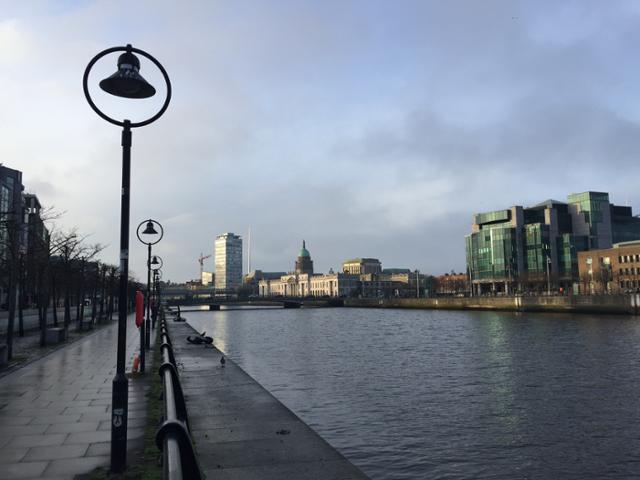 아일랜드 경제성장 이야기를 할 때 빠짐없이 나오는 이름. 더블린을 좌우로 흐르는 리피강. 이동학작가.