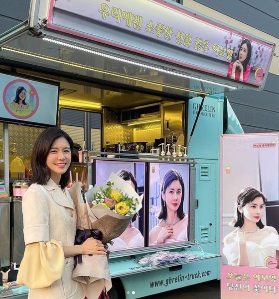 Actor Lee Bo-young reveals recent status during filming of Drama MineOn the 14th, Jay Wide Company official SNS released Coffee or Tea certification shot that arrived at TVN Mine shooting scene.Lee Bo-young, who stands in front of Coffee or Tea with fans affection and support, looks at the camera with a smile. The sophisticated styling and unchanging purity attract attention.The agency said, Lee Bo-young Actor is taking a hard shot thanks to the love of fans.On the other hand, tvN Mine is a work that depicts the stories of strong women who are out of the prejudice of the world and visit my real thing.Lee Bo-young leads the play as Seo Hee-soo, who fell in fateful love and became the second daughter-in-law of Hyowon Group. It broadcasts every Saturday and Sunday at 9 p.m.