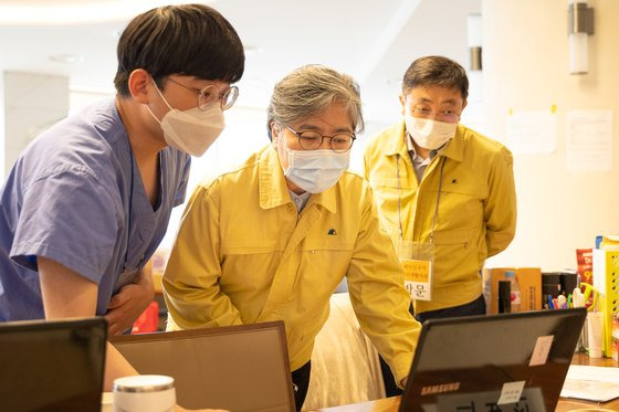 정은경 질병관리청장이 15일 오후 한 임시생활시설을 찾아 현장을 둘러보고 있다. 자료 질병청