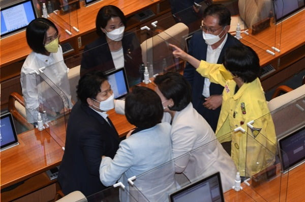 13일 국회 본회의에서 김부겸 국무총리 후보자 임명동의안 표결을 앞두고 더불어민주당 문정복 의원(왼쪽 가운데)이 정의당 배진교 원내대표의 의사진행발언에 대해 항의하자 정의당 류호정 의원(오른쪽)이 문 의원에게 맞대응하고 있다. 사진=연합뉴스