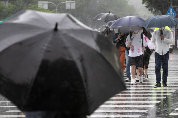 15일 오후 서울 광화문 네거리에서 시민들이 비를 피해 발걸음을 재촉하고 있다. 사진=뉴스1