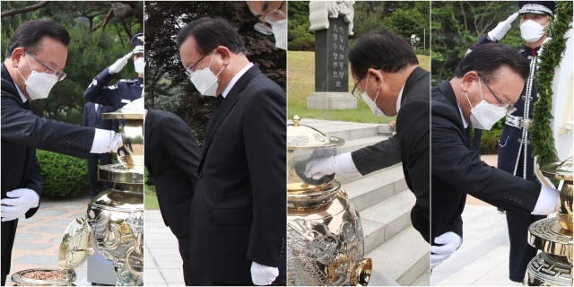 김부겸 신임 국무총리가 15일 오전 서울 동작구 국립서울현충원의 김대중(왼쪽부터), 이승만, 박정희, 김영삼 전 대통령 묘소를 찾아 참배하고 있다. 연합뉴스