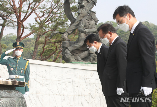 [서울=뉴시스]김명원 기자 = 김부겸 국무총리가 15일 오전 서울 동작구 국립서울현충원을 찾아 현충탑에 참배하고 있다.  2021.05.15. kmx1105@newsis.com