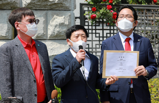 [서울=뉴시스]이영환 기자 = 대북전단 살포 혐의로 경찰 수사를 받고 있는 박상학 자유북한운동연합 대표와 최대집 전 대한의사협회장이 지난 13일 오전 서울 서초구 대검찰청 앞에서 문재인 대통령을 형법상 여적죄(적국과 합세해 한국에 맞서는 죄)로 고발에 앞서 기자회견을 하고 있다. 2021.05.13. 20hwan@newsis.com