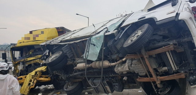 경부고속도로 수원신갈IC 인근 화물차 추돌사고. 2021.5.15. (사진=경기도소방재난본부 제공) *재판매 및 DB 금지