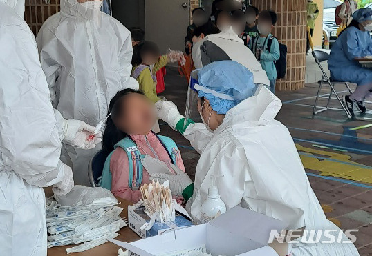 [광주=뉴시스] 김혜인 기자 = 15일 오전 광주 남구 모 초등학교에서 학생·교직원을 대상으로 코로나19 전수검사가 진행되고 있다. (사진=광주 남구 제공) 2021.05.15.photo@newsis.com