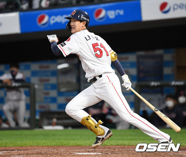 [OSEN=부산, 이대선 기자] 12일 오후 부산 사직야구장에서 ’2021 신한은행 SOL KBO 리그' 롯데 자이언츠와 SSG 랜더스의 경기가 열렸다.3회말 무사에서 롯데 나승엽이 내야안타를 치고 있다. /sunday@osen.co.kr