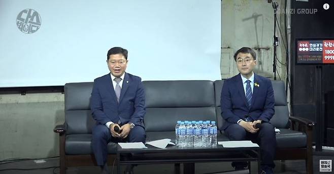 더불어민주당 김승원 의원(왼쪽)과 김남국 의원이 14일 방송된 김어준의 다스뵈이다에 나와서 포털 개혁 등을 말하고 있다. 다스뵈이다 캡처