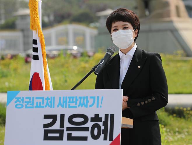 김은혜 의원, 당대표 경선 출마 선언 - 김은혜 의원, 당대표 경선 출마 선언     (서울=연합뉴스) 국민의힘 김은혜 의원이 14일 오전 청와대 분수대 앞에서 기자회견을 열고 당대표 경선 출마를 선언하고 있다. 2021.5.14 [국회사진기자단] 연합뉴스