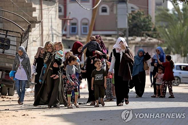 공습 피해 피난길 나서는 팔레스타인 어린이와 여성들 (베이트 라이야 AFP=연합뉴스) 팔레스타인 자치 지역인 가자지구 북쪽 베이트 라이야에서 14일(현지시간) 여성과 어린이들이 이스라엘군 공습을 피해 피난길에 나서고 있다.