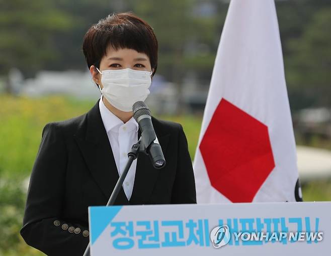 당대표 경선 출마 선언하는 국민의힘 김은혜 의원 (서울=연합뉴스) 국민의힘 김은혜 의원이 14일 오전 청와대 분수대 앞에서 기자회견을 열고 당대표 경선 출마를 선언하고 있다. 2021.5.14 [국회사진기자단] toadboy@yna.co.kr