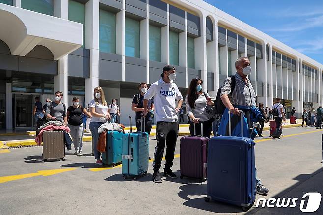 그리스 당국이 15일부터 53개국 관관객들을 대상으로 입국을 허용한 가운데 이들이 크레타 섬 공항을 빠져나오고 있다. © 로이터=뉴스1 © News1 원태성 기자