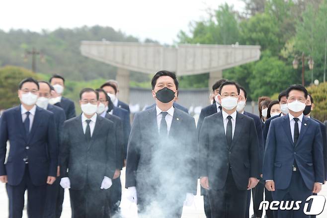 김기현 국민의힘 대표 권한대행 겸 원내대표가 7일 오전 광주 북구 국립5·18민주묘지를 찾아 오월 영령에 참배하고 있다. 2021.5.7/뉴스1 © News1 정다움 기자