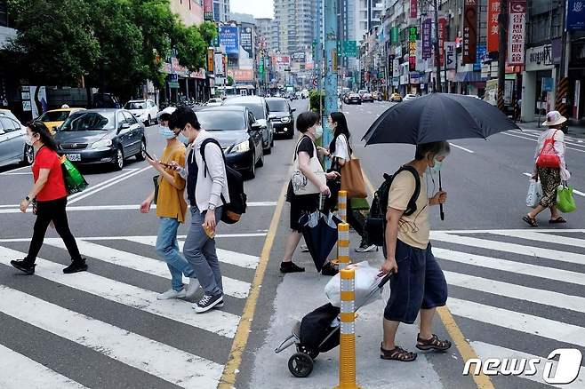 15일 대만 신베이시에서 시민들이 마스크를 쓴 채 횡단보도를 지나고 있다.© AFP=뉴스1