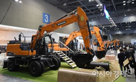 경기 고양시 킨텍스에서 열린 '2019 한국산업대전'을 찾은 방문객들이 두산인프라코어의 중장비 등을 살펴보고 있다./고양=김현민 기자 kimhyun81@