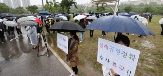 16일 오후 서울 반포한강공원 수상택시 승강장 인근에서 열린 ‘고 손정민 군을 위한 평화집회’에서 참가자들이 신속한 수사를 촉구하며 구호를 외치고 있다.ⓒ연합뉴스