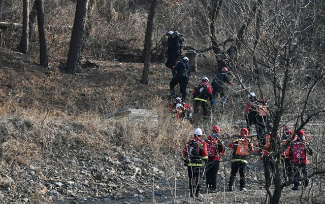 지난 2월 21일 산불이 발생한 강원 정선군 여량면 구절리 노추산에서 진화 대원들이 현장으로 향하고 있다. 정선군 제공