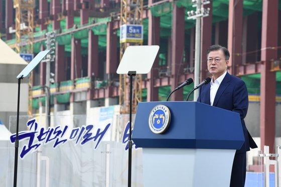 문재인 대통령은 13일 경기 평택 삼성전자 평택단지 3라인 건설현장에서 열린 'K-반도체 전략보고 대회'에 참석해 “정부는 반도체 강국 대한민국의 자부심으로 반드시 글로벌 반도체 경쟁에서 승리하겠다”고 강조했다. 청와대사진기자단