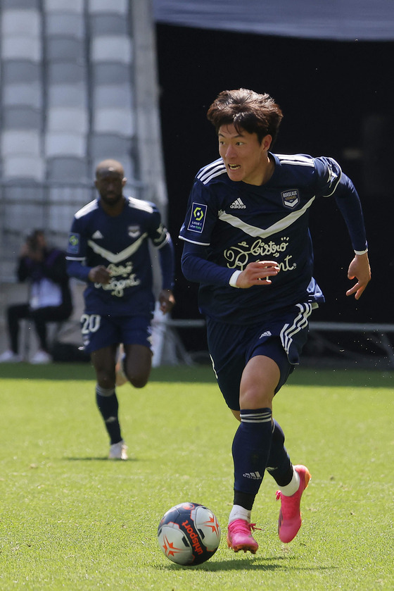 Bordeaux forward Hwang Ui-jo drives the ball during the French Ligue 1 football match between Bordeaux and Stade Rennais in Bordeaux, France on May 2. [AFP/YONHAP]