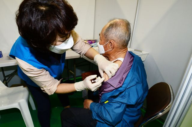 지난 14일 오전 경남 남해군 남해읍 소재 남해문화체육센터에서 한 의료진이 75세 이상 어르신들을 대상으로 코로나 19 백신을 접종하고 있다. 뉴시스