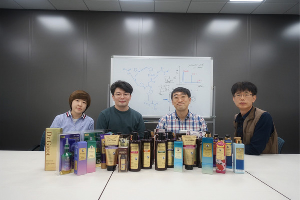 왼쪽부터 LG생활건강 김시원 책임, 박현섭 책임, 송상훈 책임, 손성길 수석.