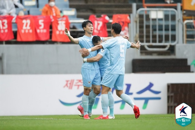 프로축구 K리그1 대구 FC의 김진혁(왼쪽)이 16일 제주 유나이티드와의 원정 경기에서 선취골을 기록한 뒤 기뻐하고 있다. 사진=한국프로축구연맹