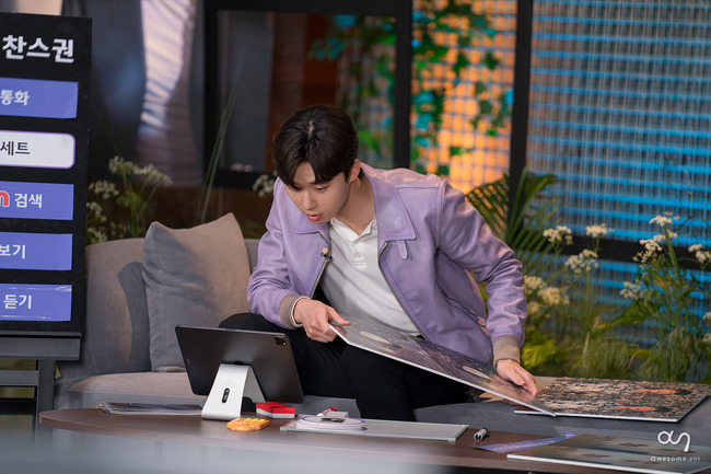 Actor Park Seo-joon has made special memories with former World FansThe Fan meeting, titled Park Seo-joon, Comma, was designed to mean that Park Seo-joon will have time to rest with Fans looking back on the past 10 years.On May 15, it was broadcast live on Kakao TV, the official YouTube channel of 1theK Originals, KNTV in Japan, and SMART in the Philippines.Park Seo-joon played in the Fan meeting for about 140 minutes.I continued to have a frank and pleasant time with various keyword talk such as Park Seo-joons daily life, companion dog Simba, Fan Art, and Itaewon Clath which caused Falling Fever to the former World.The In-depth exploration of Park Seo-joon is a more cheerful atmosphere because the Fans are decorated with problems that they have set out.Especially, Park Seo-joon, who is focused on solving problems and is embarrassed by novel problems, laughed at the scene.A surprise gift for Park Seo-joon was also prepared for the day.BTS V, Park Hyung Sik, Pickboy, Choi Woo-shik, Lee Seo Jin, Jung Yoo Mi, Kim Ji Won, Ahn Bo-hyun, and Lee Byung-hun, who are currently filming.Park Seo-joon also gave a brief, relaxed grin as he was surprised by the unexpected gift.The live stage, prepared by Park Seo-joon, also provoked a hot reaction.In a sweet voice, I called the song Night Letter of IU and Do not leave me of Lee Sora, shaking the hearts of Fans.In addition to this, we have been talking to domestic and overseas Fans on video calls, and presented a moment that can not be forgotten to Fans with a friendly moment at the same time as a sadness that can not be met offline.On the ending stage, I released my own handwritten letters and narrations for the Fans who had been together for 10 years, and made all the Fans hearts together beyond the screen.After the end of the Fan meeting, Park Seo-joon said, I was happy to share my heart with you both at home and abroad, said Awesome E & T, a member of the agency. Thank you to all those who celebrated the V tenth anniversary and gave me today.I will keep it well without forgetting the support and love that you send me consistently. Park Seo-joon, who successfully completed the DeV tenth anniversary commemorative Fan meeting, is currently in the midst of filming the movie Concrete Utopia.