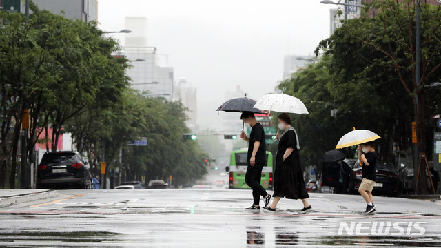 [서울=뉴시스]최진석 기자 = 주말 동안 전국에 비가 내리고 있는 16일 오전 서울 중구 남산골한옥마을 인근에서 사람들이 우산을 쓴채 발걸음을 재촉하고 있다.  2021.05.16. myjs@newsis.com